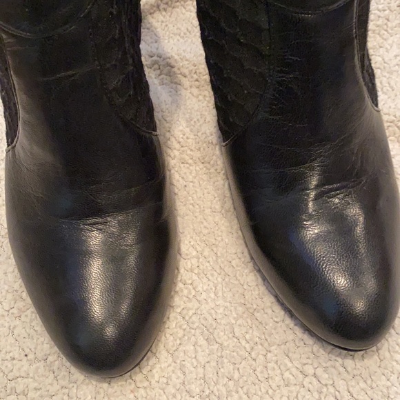 Black booties with back zipper - Picture 3 of 6